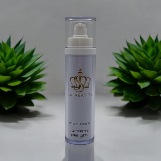 Flasche der JS La Beauté cream delight  aus der Med Care Serie mit Pumpspender – schlankes Design in Weiß und goldfarbenem Logo.