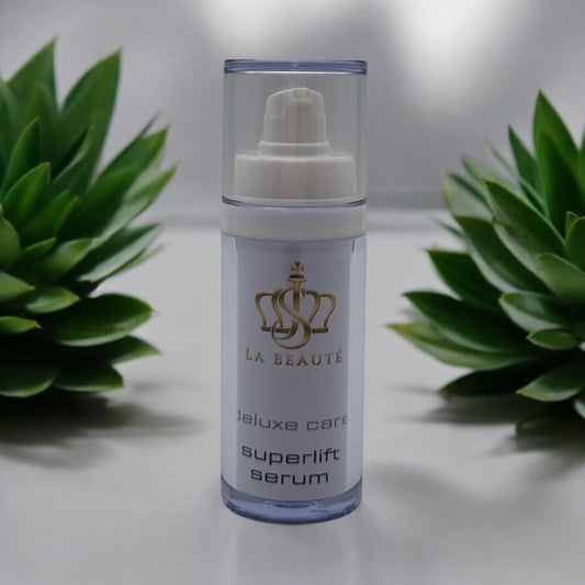 Flasche der JS La Beauté superlift serum aus der Med Care Serie mit Pumpspender – schlankes Design in Weiß und goldfarbenem Logo.