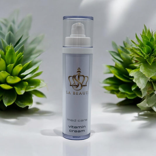 Flasche der JS La Beauté Vitamin Cream aus der Med Care Serie mit Pumpspender – schlankes Design in Weiß und goldfarbenem Logo.