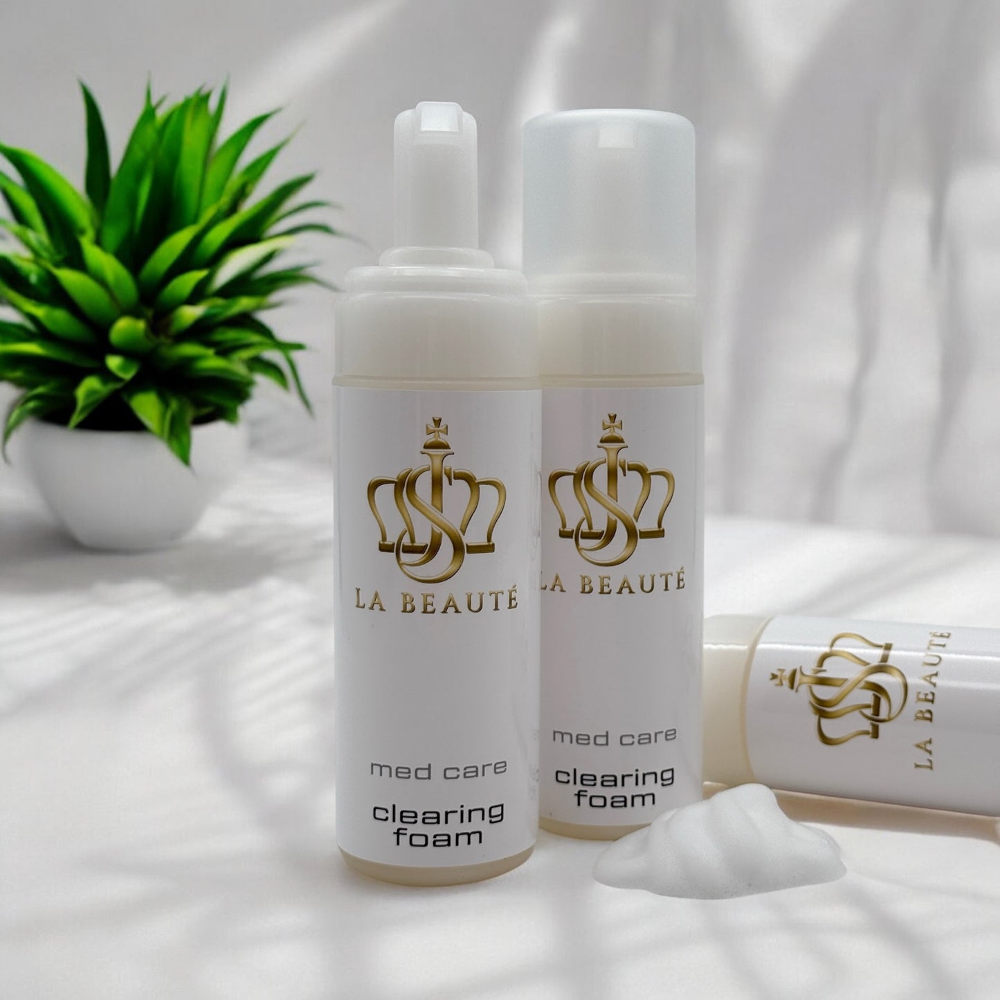 Flasche der JS La Beauté Clearing Foam aus der Med Care Serie mit Pumpspender – schlankes Design in weiß und Pflanze und goldfarbenem Logo.