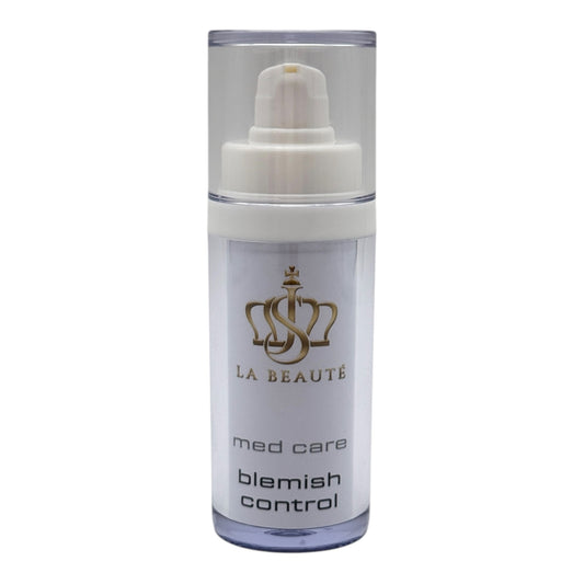 Flasche der JS La Beauté Blemish Control aus der Med Care Serie mit Pumpspender – schlankes Design in Weiß und goldfarbenem Logo.