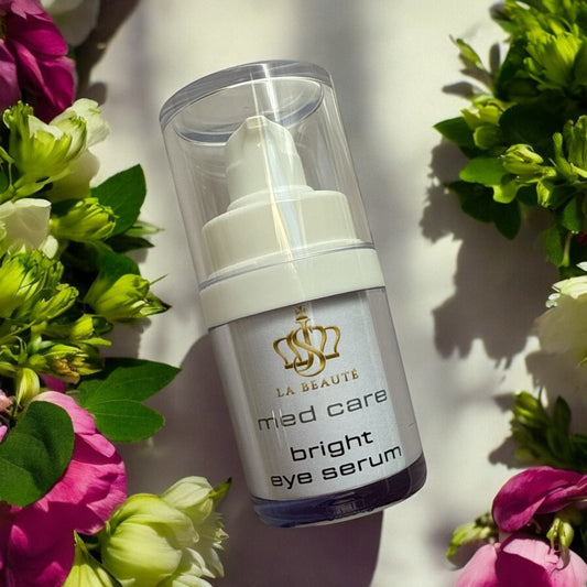 Flasche der JS La Beauté Bright Eye Serum aus der Med Care Serie mit Pumpspender – schlankes Design in Weiß Blumen an den Seiten und goldfarbenem Logo.
