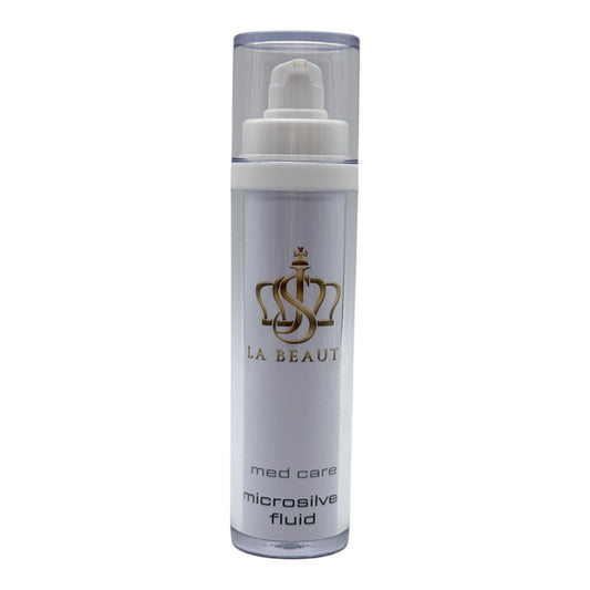 Flasche der JS La Beauté Microsilver Fluid aus der Med Care Serie mit Pumpspender – schlankes Design in Weiß und goldfarbenem Logo.