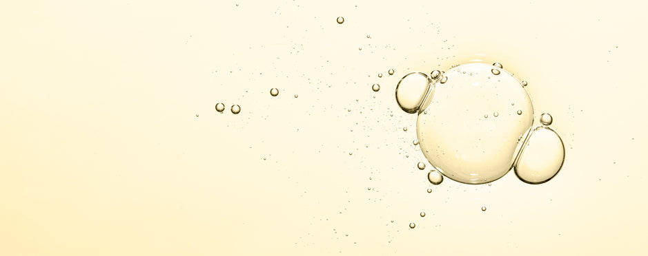 gelbliche Flüssigkeit mit Blasen