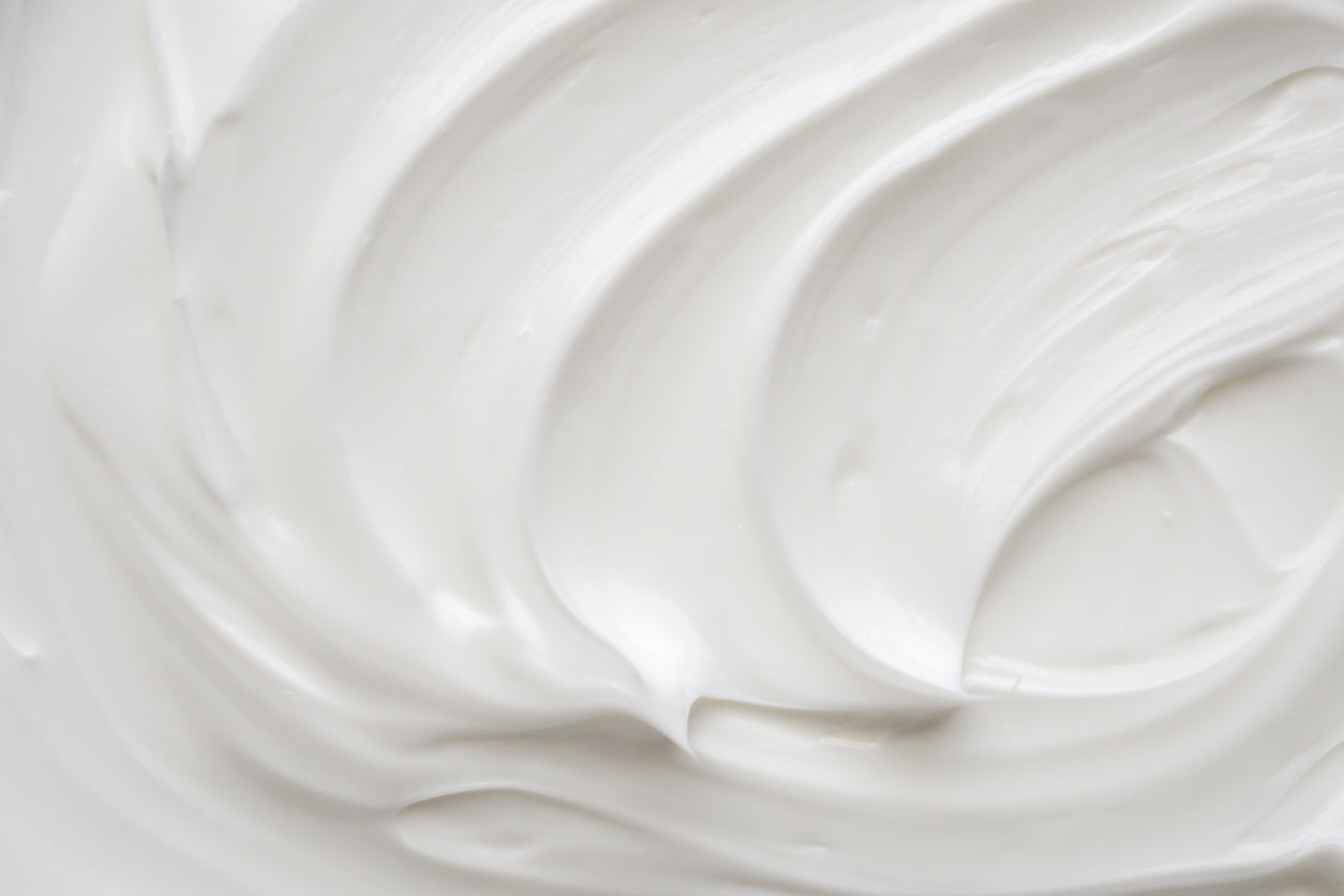 nahaufahme einer Creme mit weißer Konsistenz