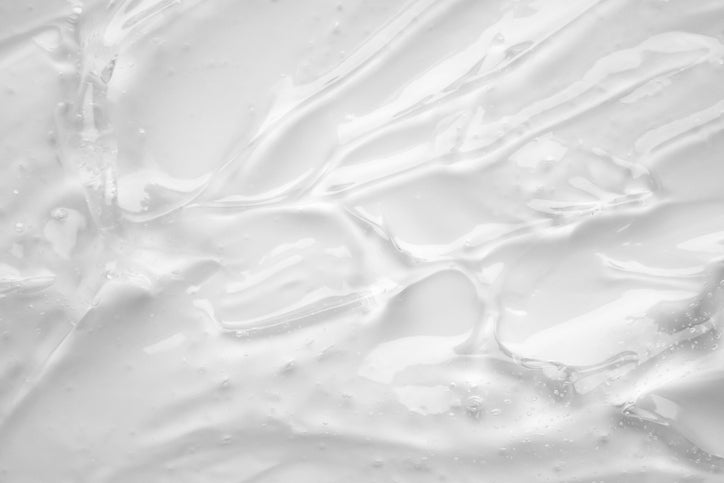 Nahaufnahme einer Creme in weiß flüssiger Optik