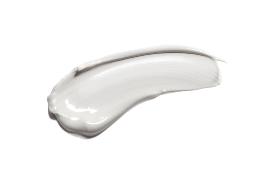 Creme als tropfen gestrichen auf einem weißen Hintergrund