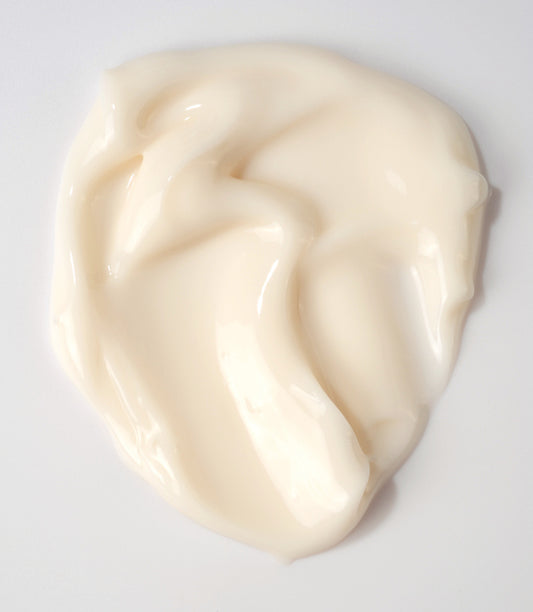 cremige leicht gelbliche Konsistenz auf einem weißen Hintergrund