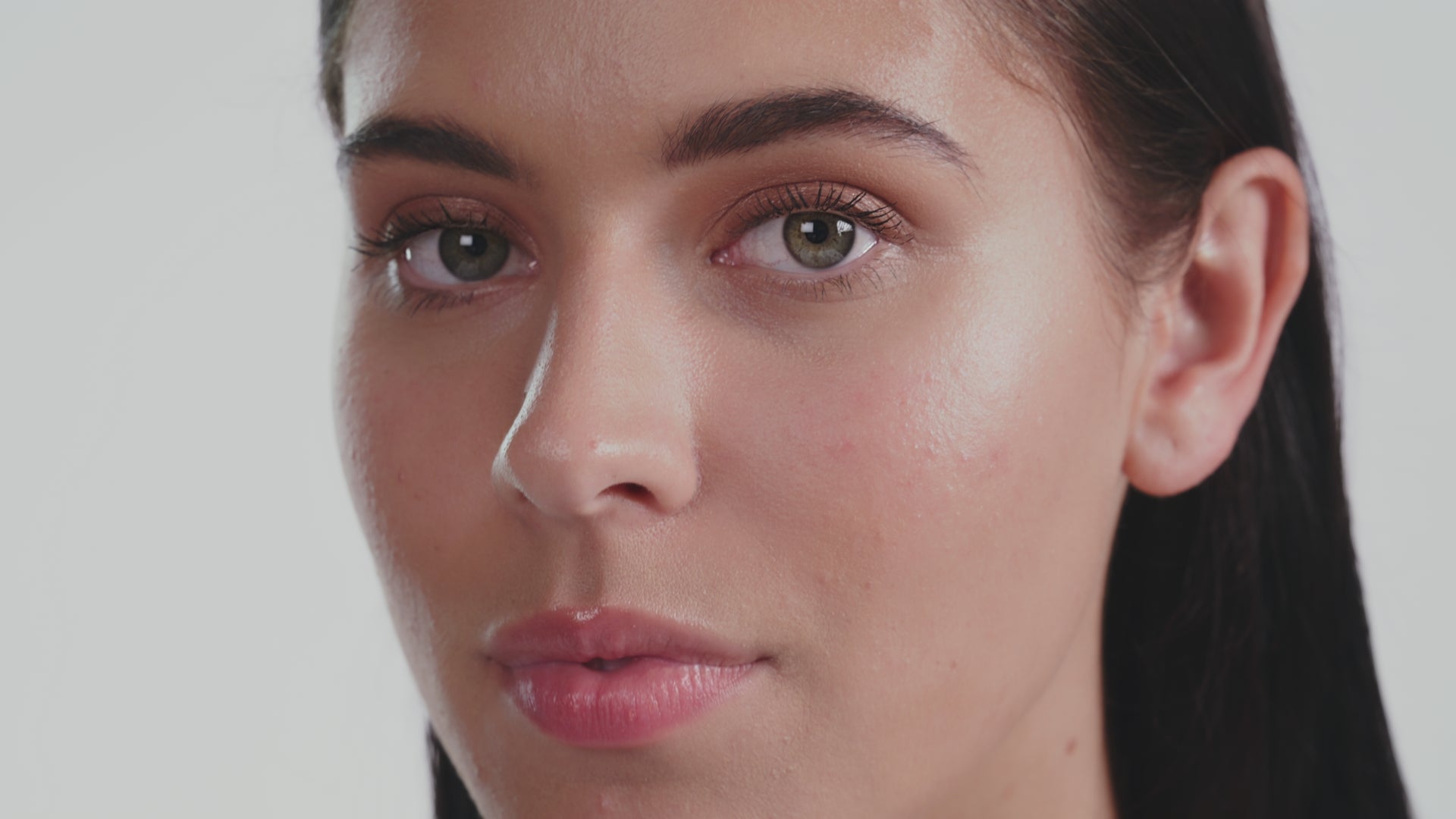 Video Gesicht einer Frau die eine durchsichtige Creme/Serum auf das Gesicht streicht