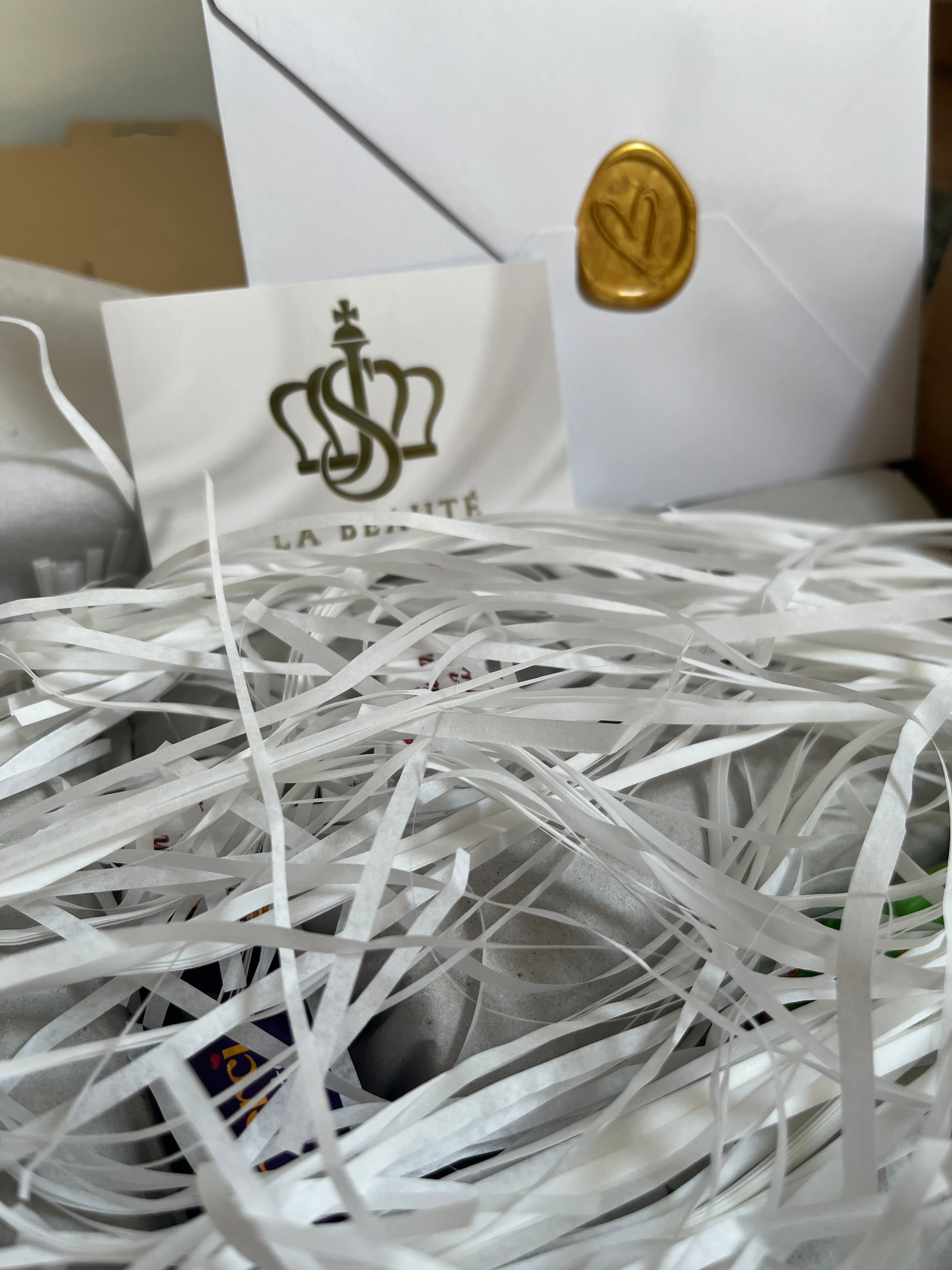 Kundenbild vom Paket mit Umschlag und Visitenkarte