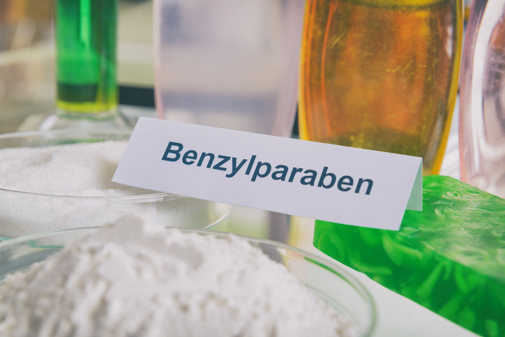 Darstellung Labor mit Papierschild Benzylparaben