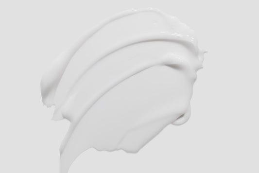 Creme verstrichen auf einem weißen Hintergrund